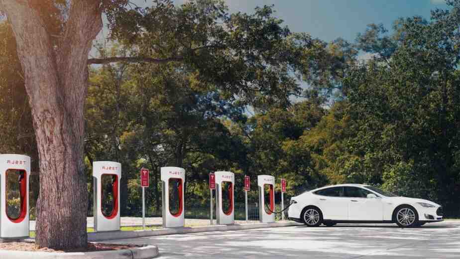 Quelle borne de recharge pour une Tesla ?